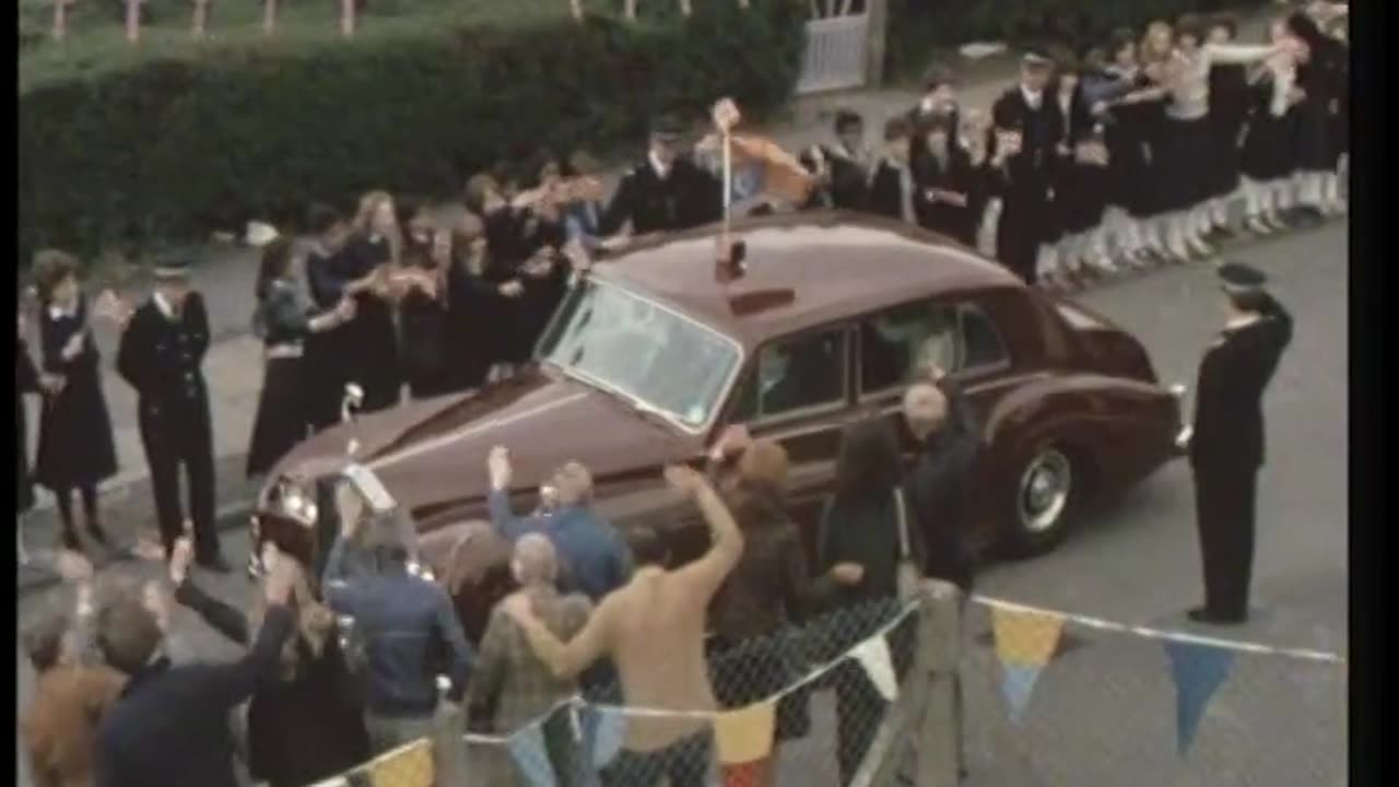 MIND YOUR LANGUAGE S02E02 - Queen for a Day