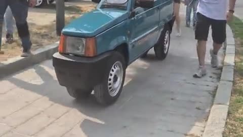 Homer Simpson must have designed this car 🤣