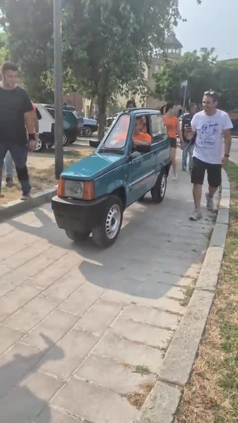 Homer Simpson must have designed this car 🤣