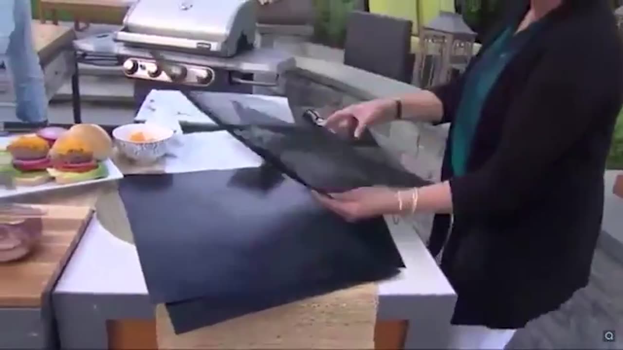 Perfect BBQ: Use the Non-Stick Mesh Grill Mat for Outdoor Grilling!