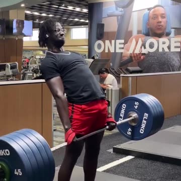 look at the lady in the back😭😭😭