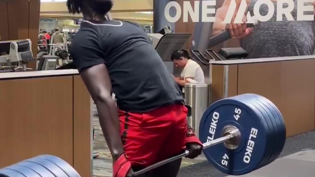 look at the lady in the back😭😭😭