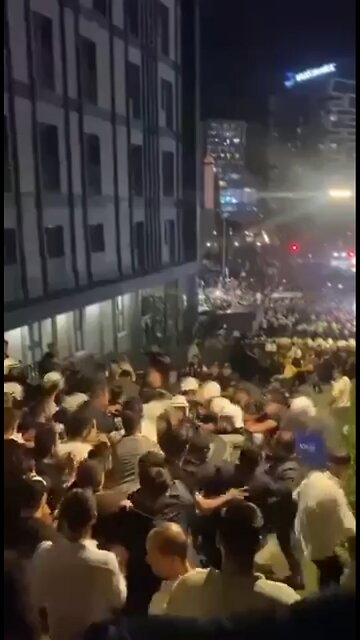 🇹🇷Mass protests against Erdogan took place in Istanbul at night
