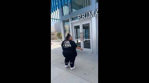 BBW Goes to the Mall… and Shakes the Earth! 🌍😂"