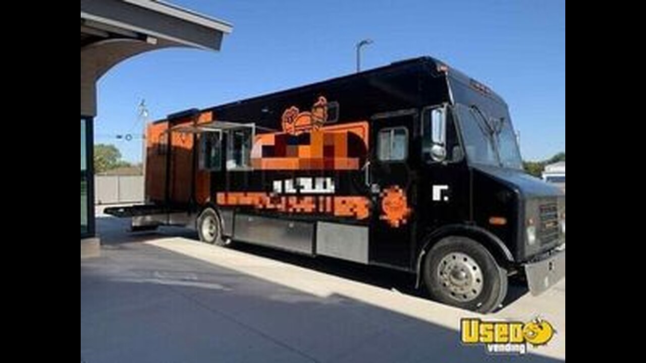 25' International All Purpose Kitchen Food Truck with Bathroom for Sale in Texas!