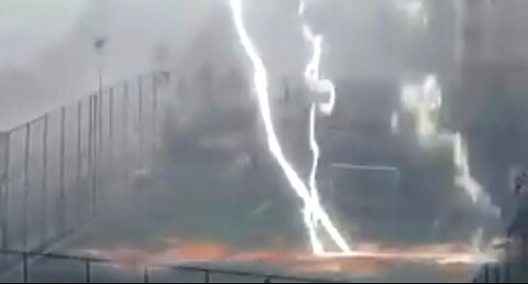 LIGHTNING IS TERRIFYING... AND AWESOME 😲