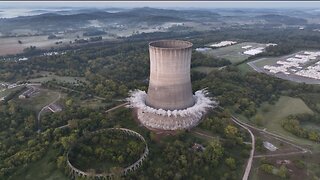 💥Demuelen una torre de refrigeración de 160 metros en EE.UU.