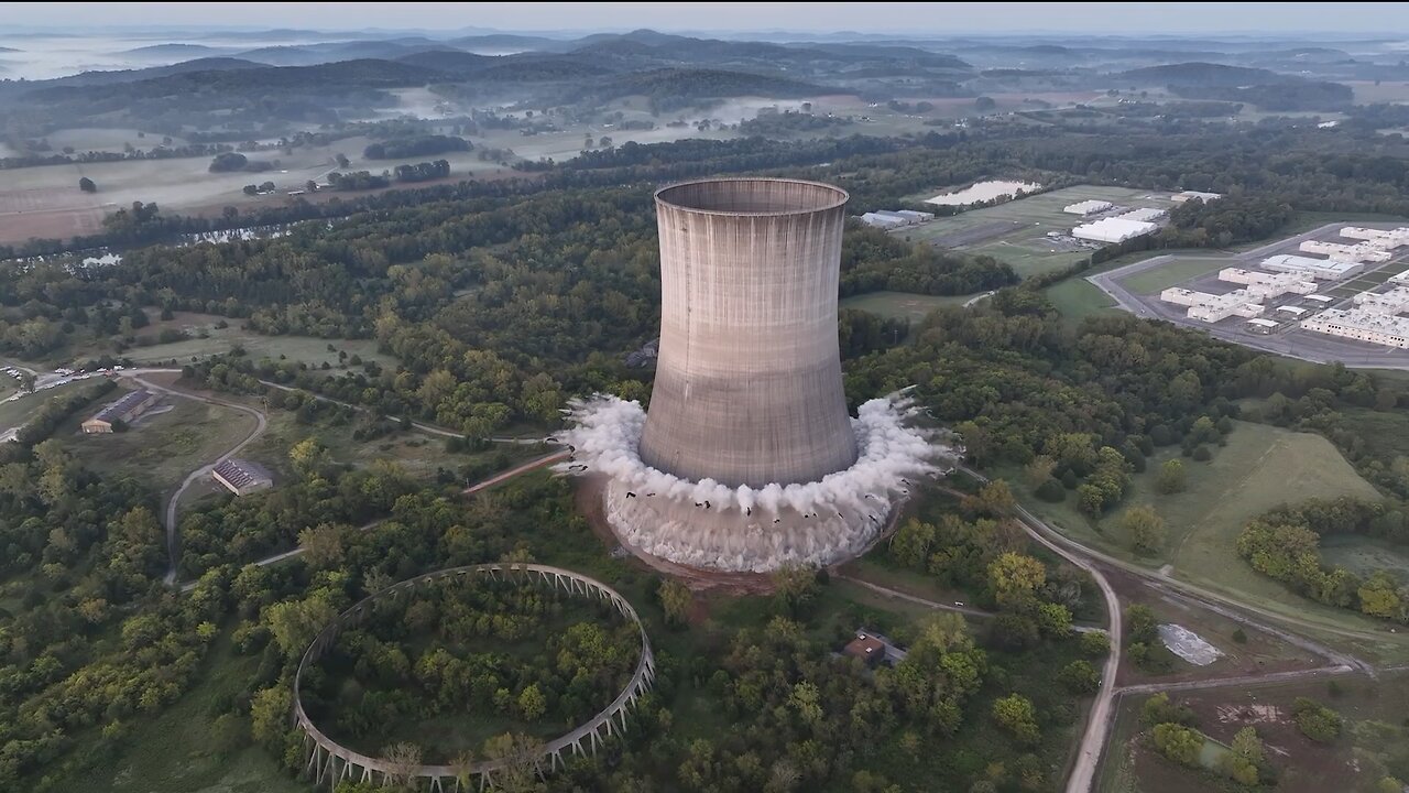 💥Demuelen una torre de refrigeración de 160 metros en EE.UU.