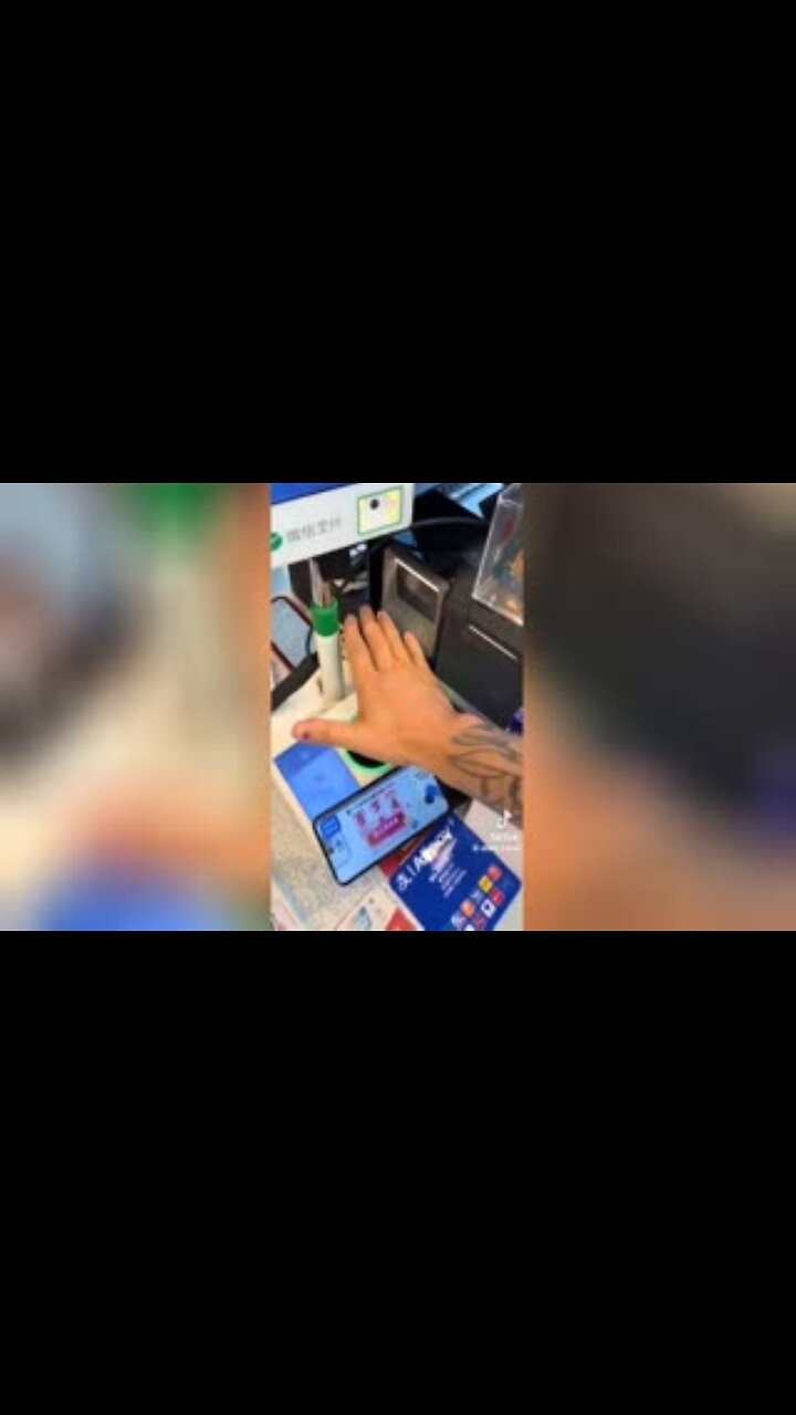 British Man In China Is Thrilled To Use Biometric Palm Scan To Pay For Things In The Country