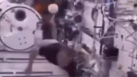 野球ボールは浮くけどバットは浮かないってこと？