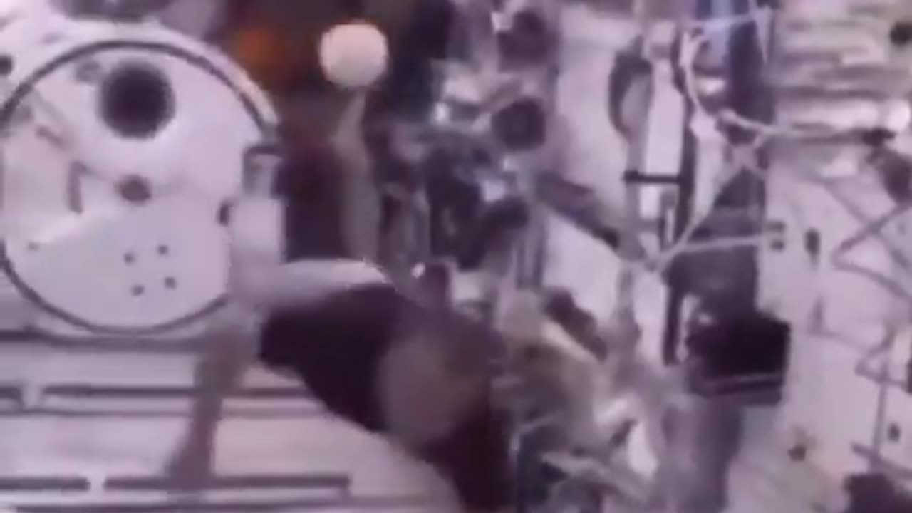 野球ボールは浮くけどバットは浮かないってこと？