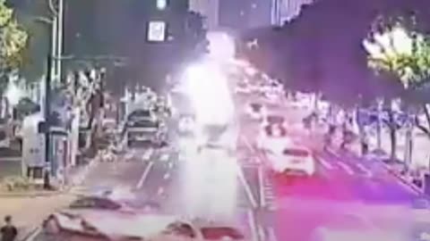 Dos autos policiales escoltan contrarreloj a un auto con una niña cuya vida corría peligro