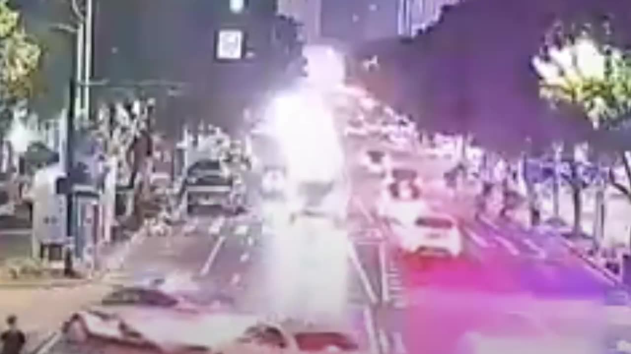 Dos autos policiales escoltan contrarreloj a un auto con una niña cuya vida corría peligro