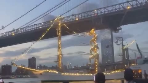 Dramatic Footage of Mexican Naval Ship Hitting Brooklyn Bridge