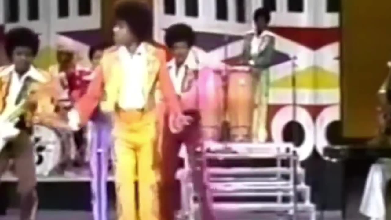 Michael Jackson Doing the robot to the music dancing machine
