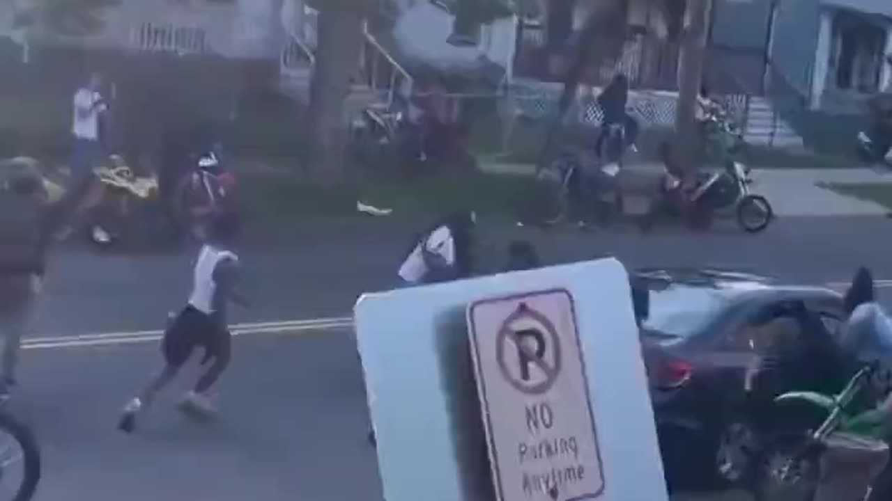 Door dash driver gets car stolen and beaten by a mob of blacks while delivering food to the hood.