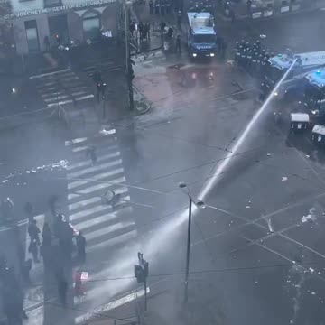 Anti-fascists in Turin attack the police for closing a social center. The violence is all left-wing,