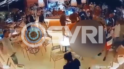 Video e sherrit masiv mes dy grupeve brenda në lokal, tmerrohen klientët në Korçë