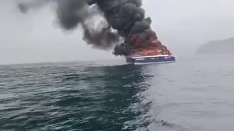 🛳️💥 This morning in the waters of the Sea of ​​Japan near Vladivostok, the ship "Merlion"