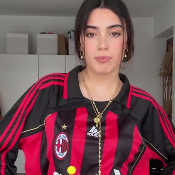 Girls in retro AC Milan football shirt 😍😍😍 #footballgirl #soccergirl #soccergirls #foryoupage