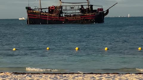 Un barco pirata en las costas