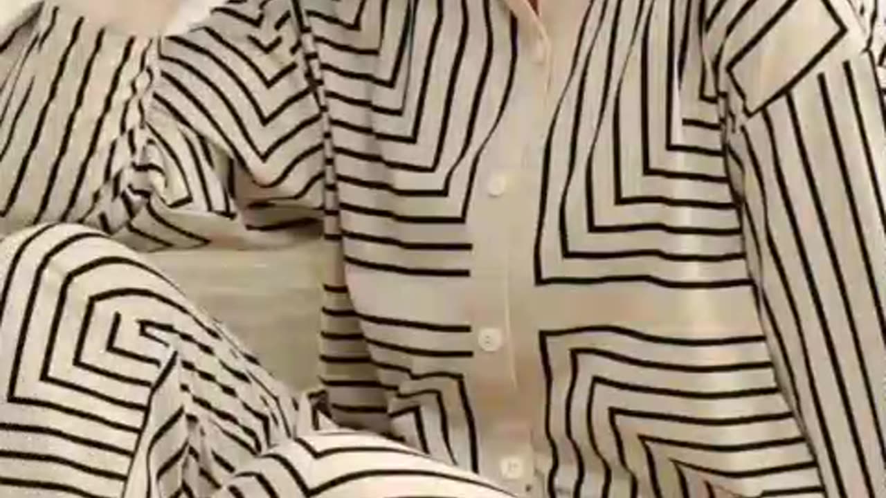 Two-Piece Geometric Print Pajama Set—Casual, Comfy & Serving Major Glam Lounge Wear Vibes!