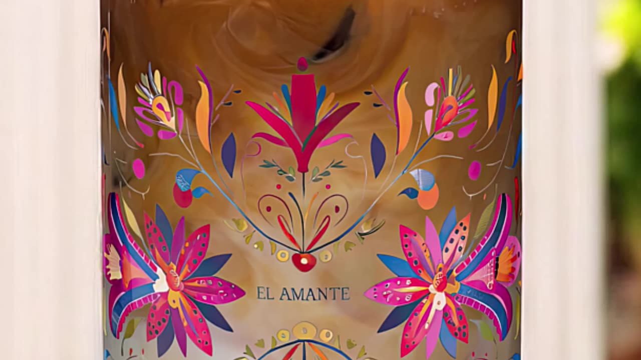 This iced coffee glass is art, vibes, and love in one… would you sip from El Amante? #icedcoffee #