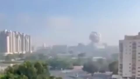 💥A powerful Iranian missile strikes an Israeli facility NEAR the Soroka hospital
