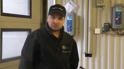 Micke Magmys tycker det är konstigt att ingen normal flicka vill ha honom