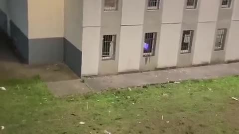 Momente kur Sarkozy kërcënohet në qeli nga të burgosurit