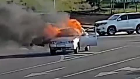 Auto en movimiento se incendia súbitamente en Belgorod