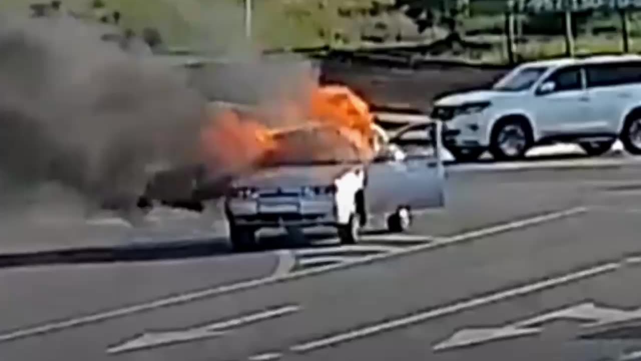 Auto en movimiento se incendia súbitamente en Belgorod