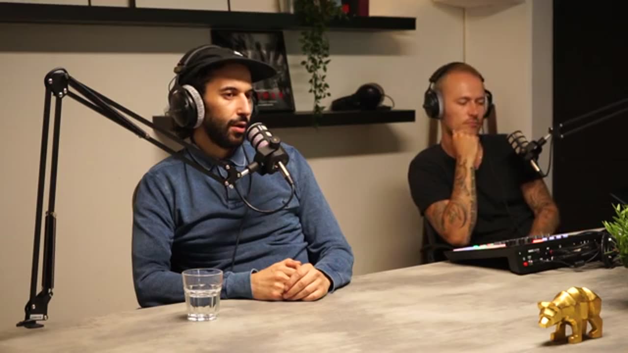 Achmed akkabi bij een podcast