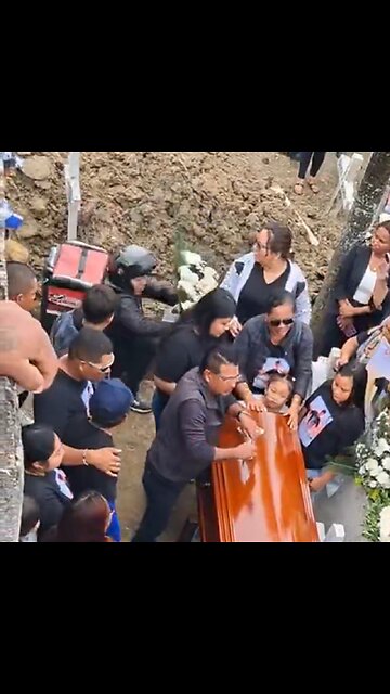 Repartidor de flores entrega un pedido y acaba bajo tierra