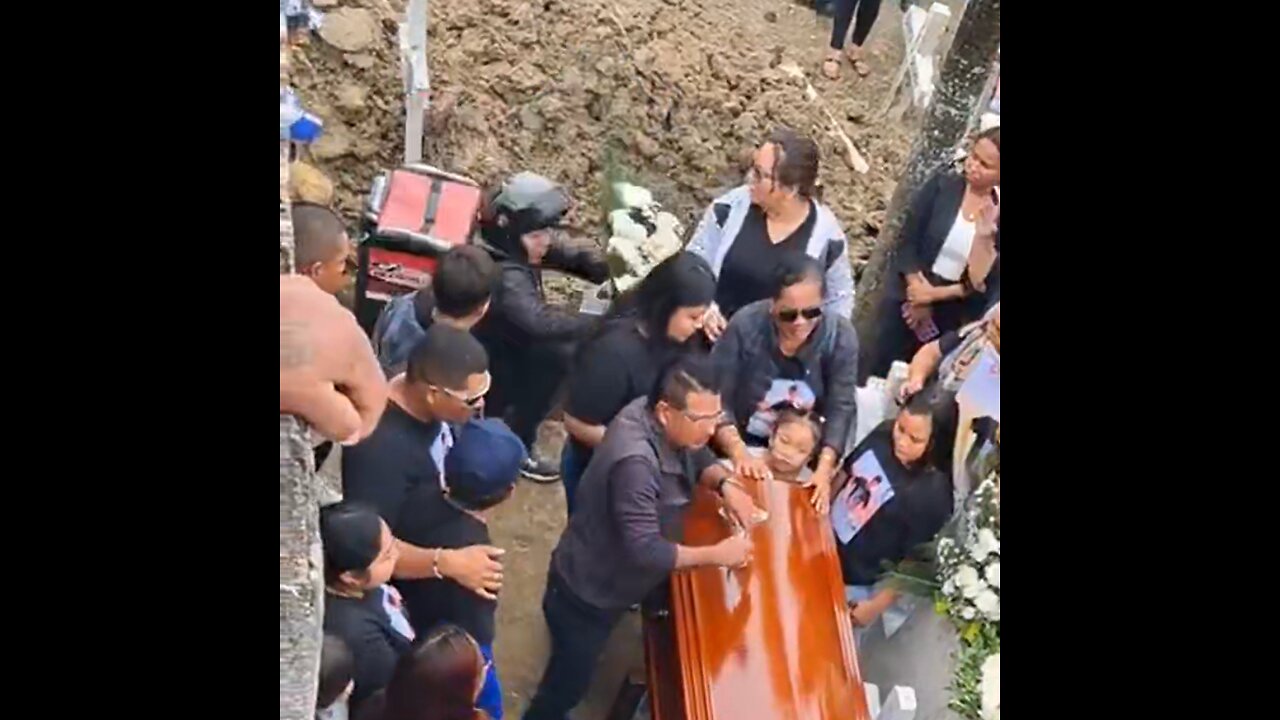 Repartidor de flores entrega un pedido y acaba bajo tierra