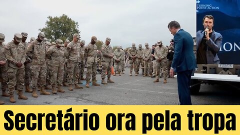 Secretário de Guerra ora por tropa após morte de Charlie Kirk