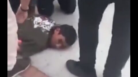 O assassino que atirou em Miguel Uribe, quando ele foi capturado, grita: "Eu vou te dar os números. Deixa-me levantar e deixa-me dar-te os números. Se eles não me deixarem ir, tenho de lhes dar os números "