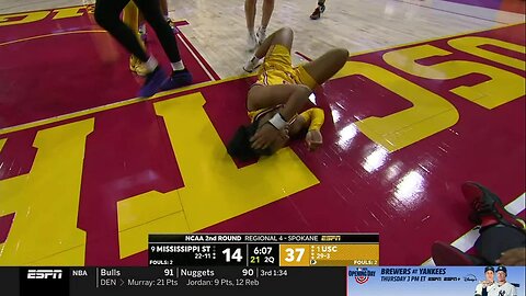 🤕 Samuels BANGS HEAD on court, taken to locker | NCAA women's basketball tournament, USC Trojans