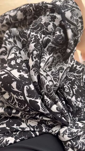 无论什么季节，佛系丝巾都是最好的陪伴 🫶～ 你们大家准备好了迎接2025年的秋季了吗？ 希望这个秋季可以给我们带来好运和新的收获🥰🎯 你们的城市天气变凉了吗 ？ 如果有，记得出门