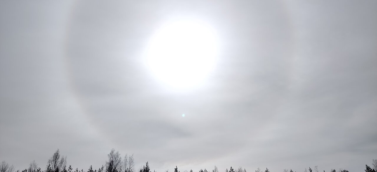 13.4.2025: Sun halo, white trails, weird clouds