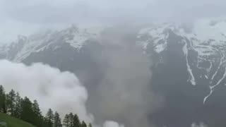 Un glaciar se derrumba y arrasa un pueblo en Suiza