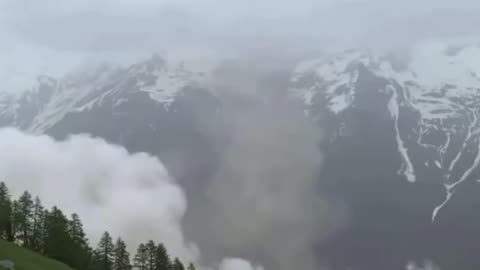 Un glaciar se derrumba y arrasa un pueblo en Suiza