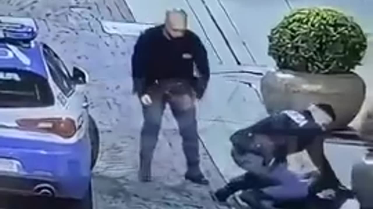 Italian cops know who how to deal with negros