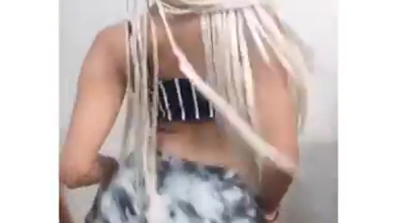 Twerking hot latina girl