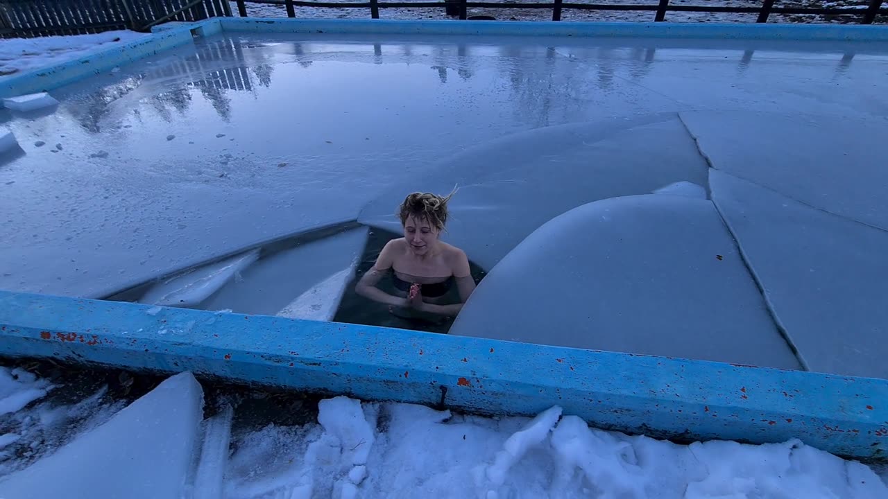 Ice bath in the frozen pool❄️