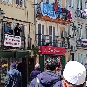 🚨🇵🇹 BREAKING NEWS Migrants in Lisbon attack patriotic European who hung a 'Remigration'