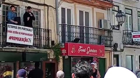🚨🇵🇹 BREAKING NEWS Migrants in Lisbon attack patriotic European who hung a 'Remigration'