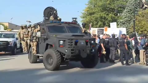 🚨 HAPPENING NOW: Heavy military presence outside the Broadview ICE facility in Illinois