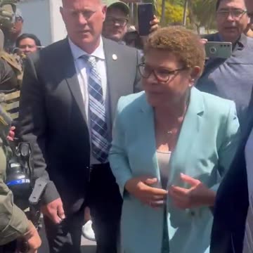 Los Angeles Mayor Karen Bass attempts to stop ICE operation in MacArthur Park