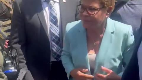 Los Angeles Mayor Karen Bass attempts to stop ICE operation in MacArthur Park